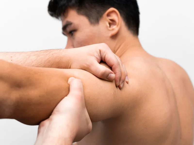 Thornapple River Chiropractic treating shoulder pain in Grand Rapids